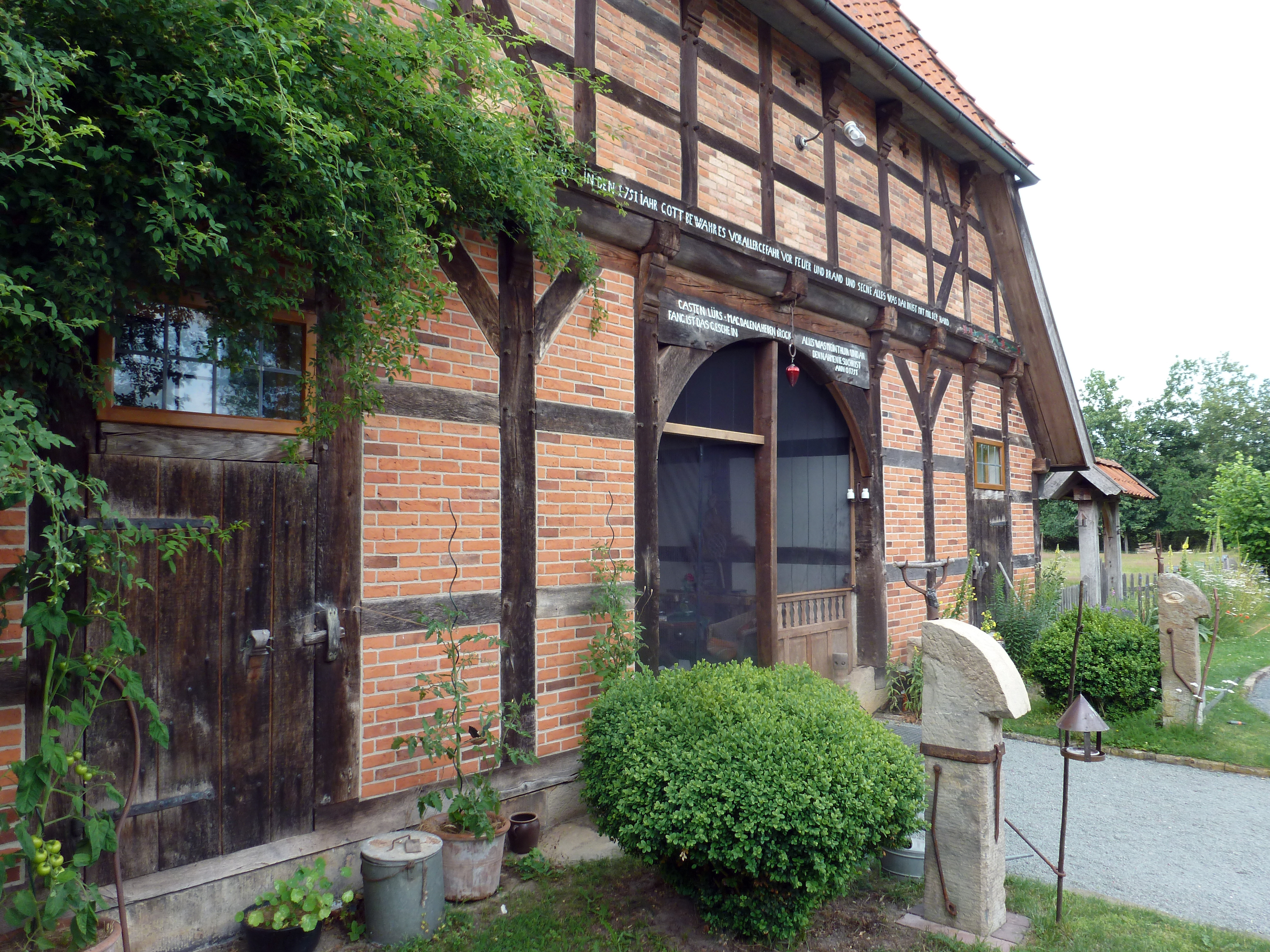 Torbogen im Eingang eines alten Fachwerk-Bauernhauses