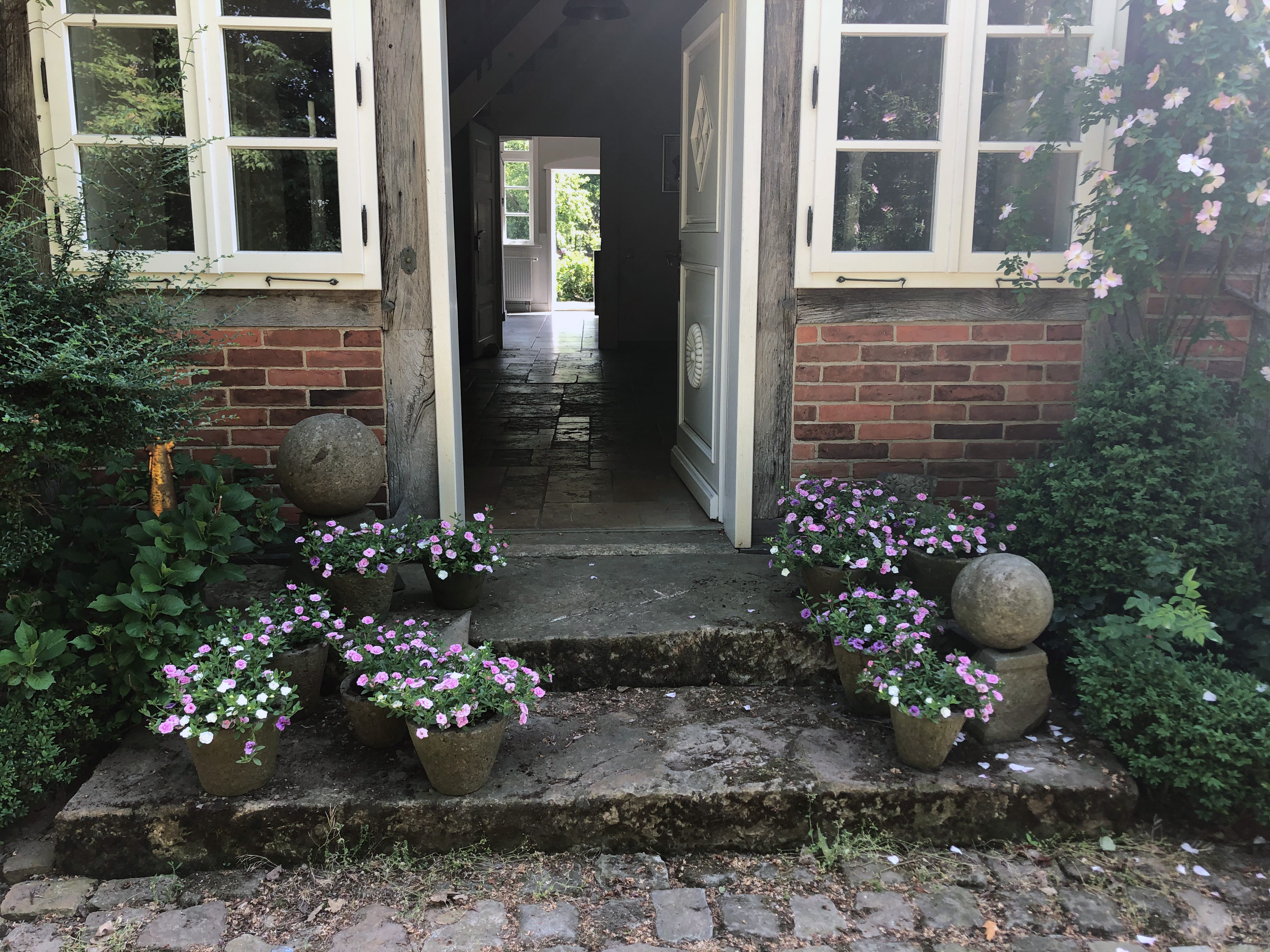 Blick in mit Sandsteinplatten gefliestes Gebäude