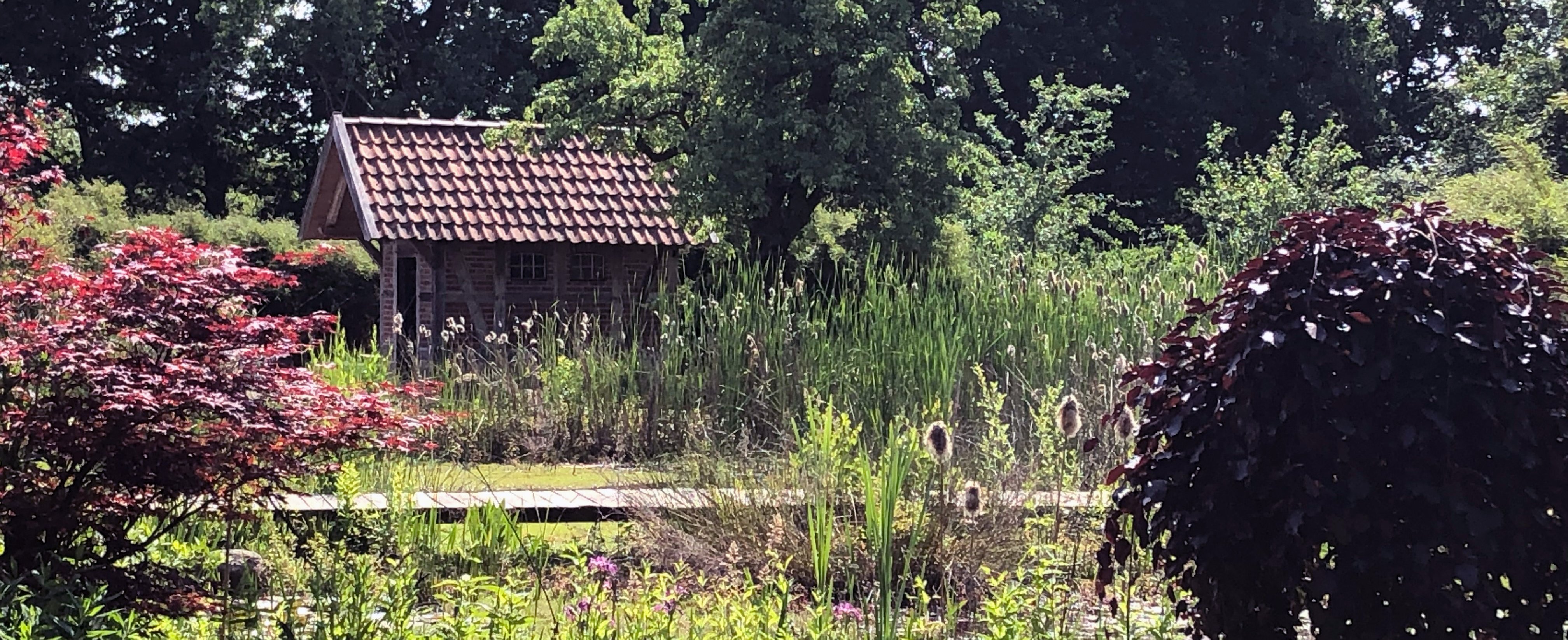 Gartenhütte mit Gartenteich