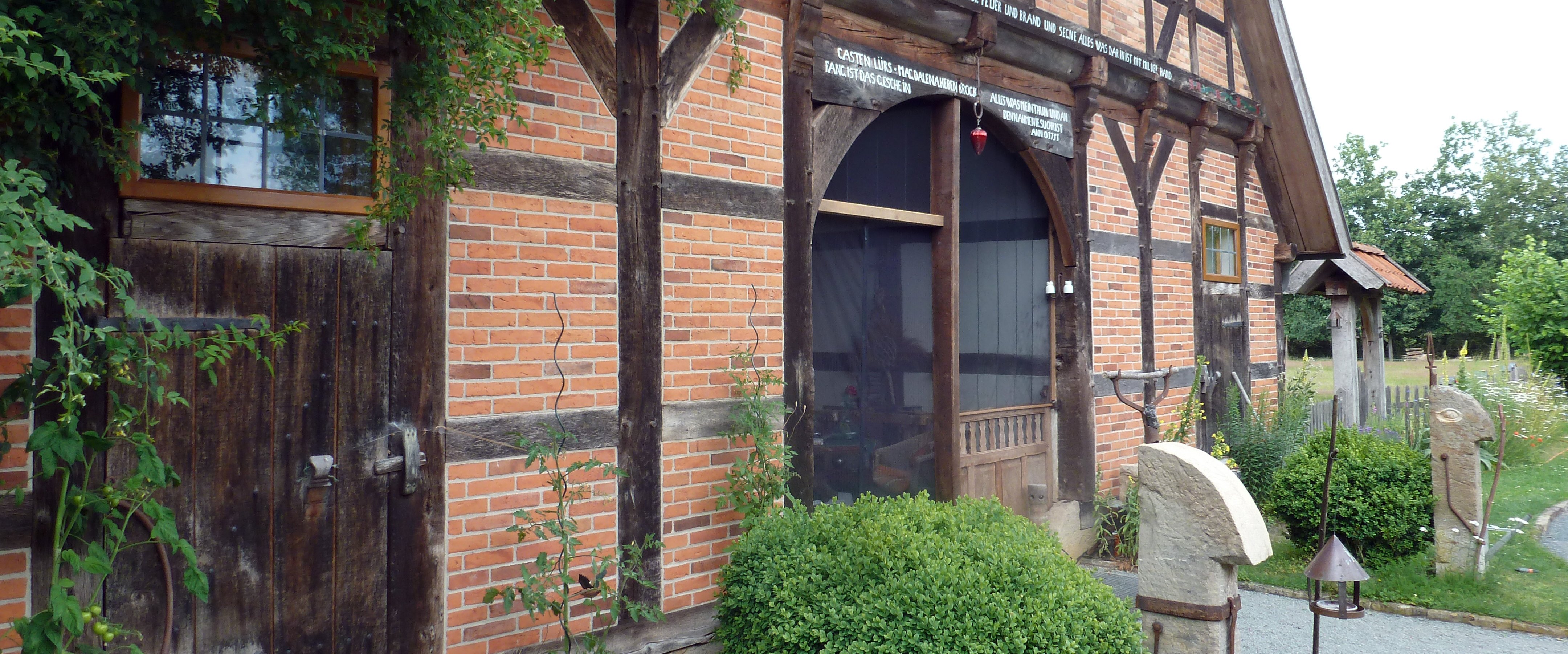 Torbogen im Eingang eines alten Fachwerk-Bauernhauses