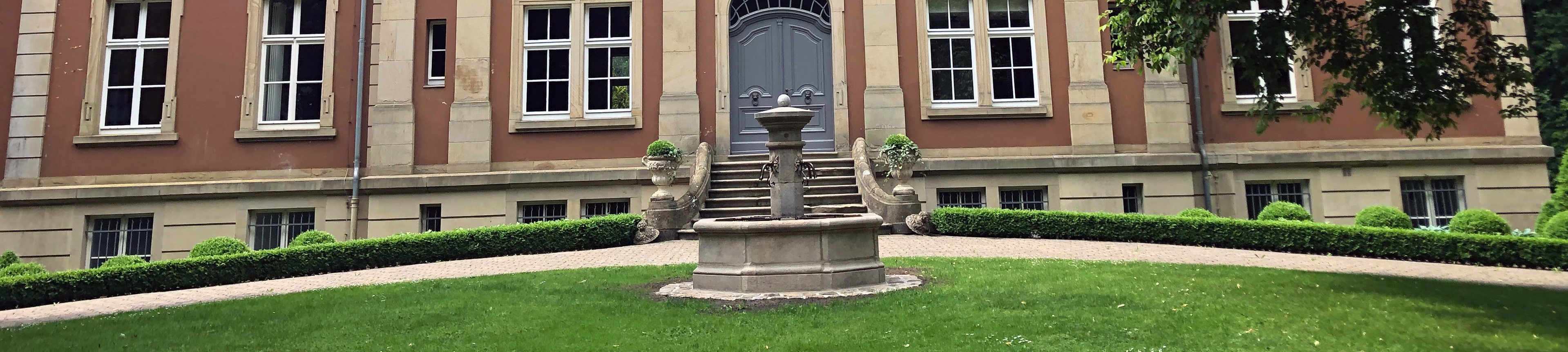 Sandsteinbrunnen vor Schloss Eldingen